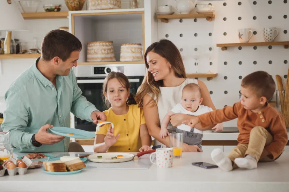 Une famille avec trois enfants au petit-déjeuner