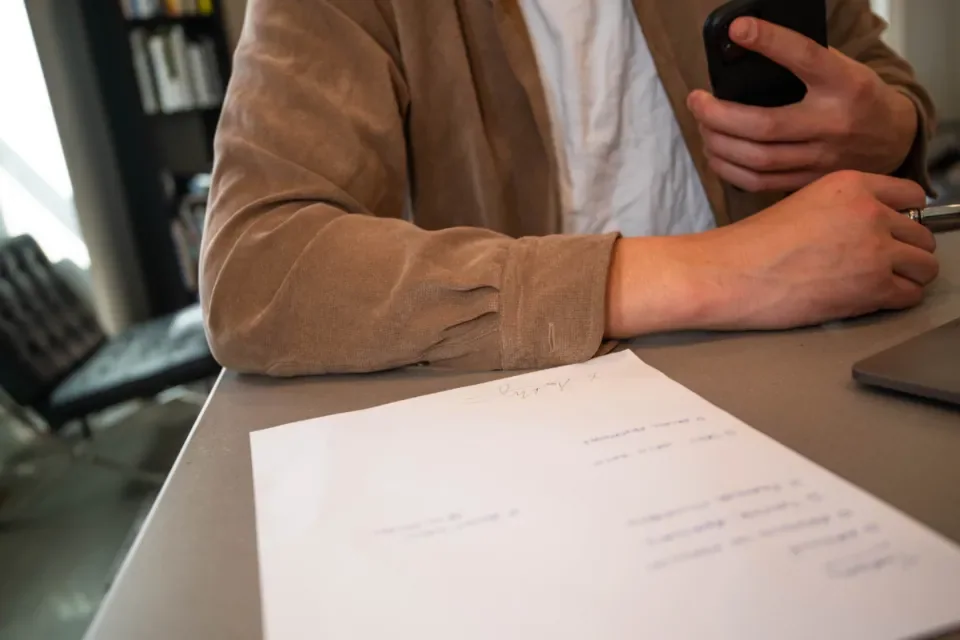 Des mains posées sur des documents papier