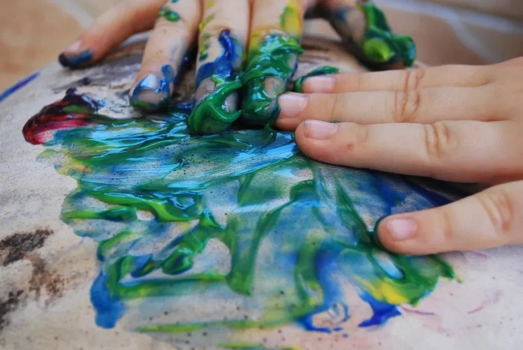 Des mains d'enfants dans de la peinture