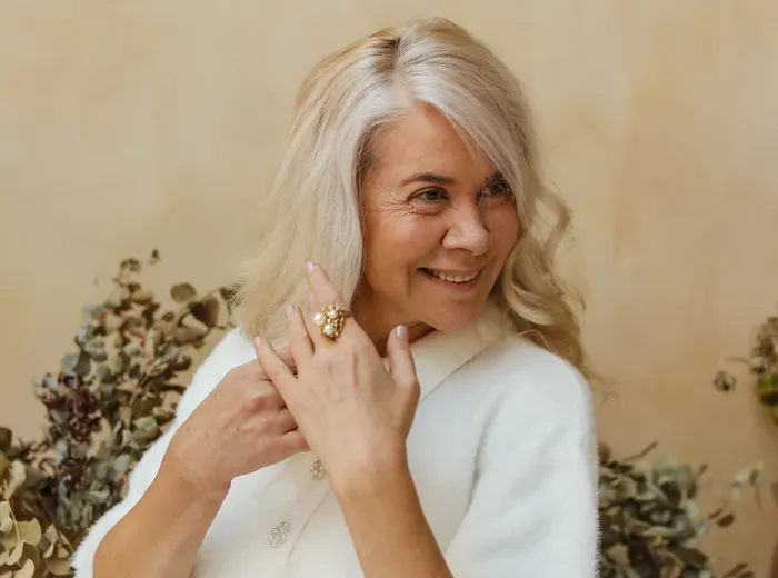 Femme senior souriante, sereine et en pleine santé — protégée à vie par le suivi de ses vaccinations