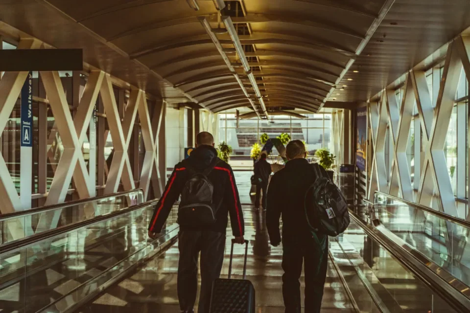 Des voyageurs dans une passerelle d'embarquement